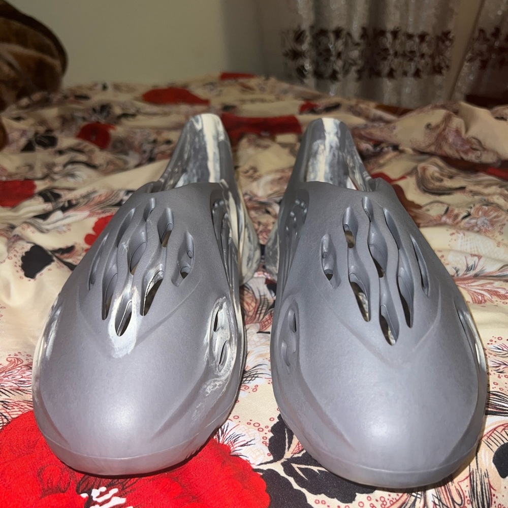 yeezy foam runners moon grey